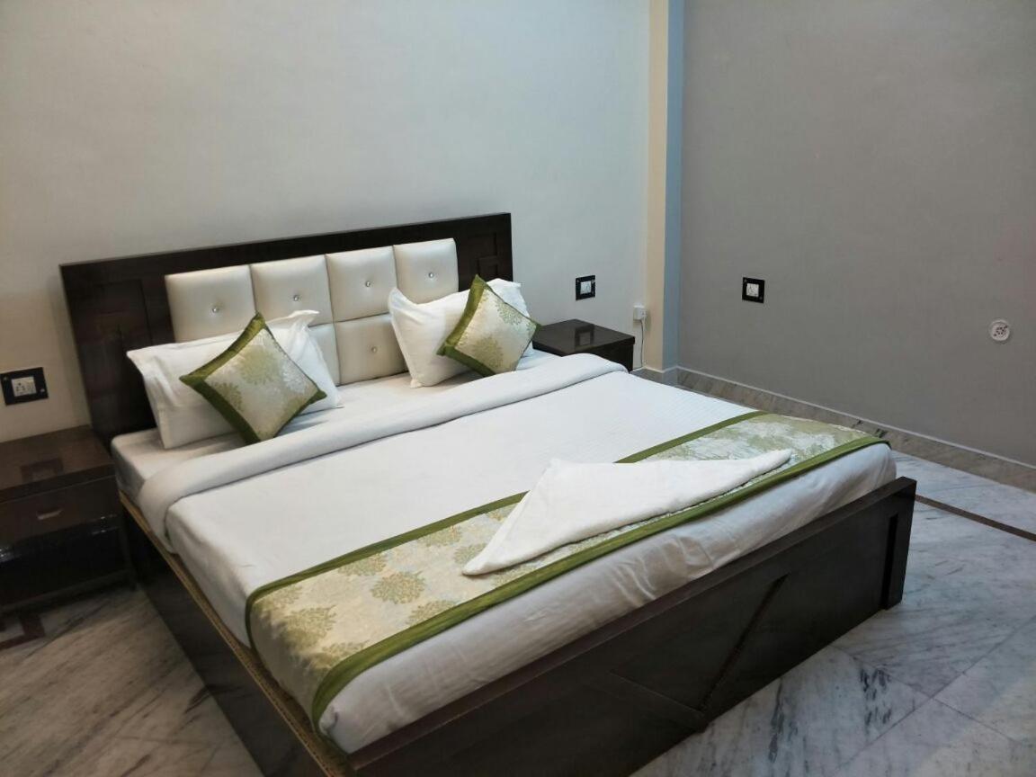 Surabhi Garden Inn Lucknow Esterno foto
